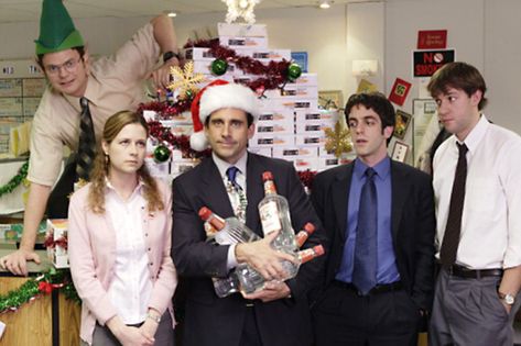 The Best Office Christmas Episodes | Her Campus The Office Christmas Wallpaper, Office Christmas Episodes, Zoom Wallpaper, Office Cast, Best Of The Office, The Office Christmas, Office Jokes, The Office Show, Christmas Episodes