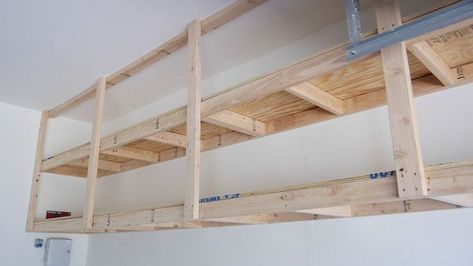 Rifacimento Garage, Diy Display Shelf, Industrial Shelf Diy, Hanging Garage Shelves, Storage Shelves Diy, Shelving Garage, Build Garage, Garage Organization Shelves, Shelves Garage