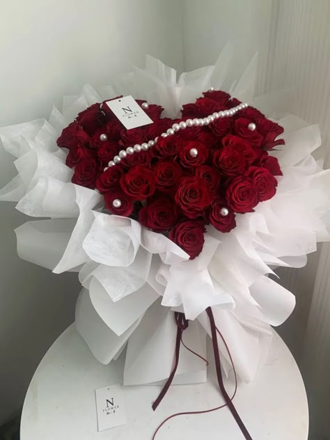 Unique Bridal Bouquets Ideas, Roses Bouquet Gift, Unique Bridal Bouquets, Birthday Flowers Bouquet, Bridal Bouquet Ideas, Bouquets Ideas, Valentine Bouquet, Luxury Flower Bouquets, Flower Bouquet Diy