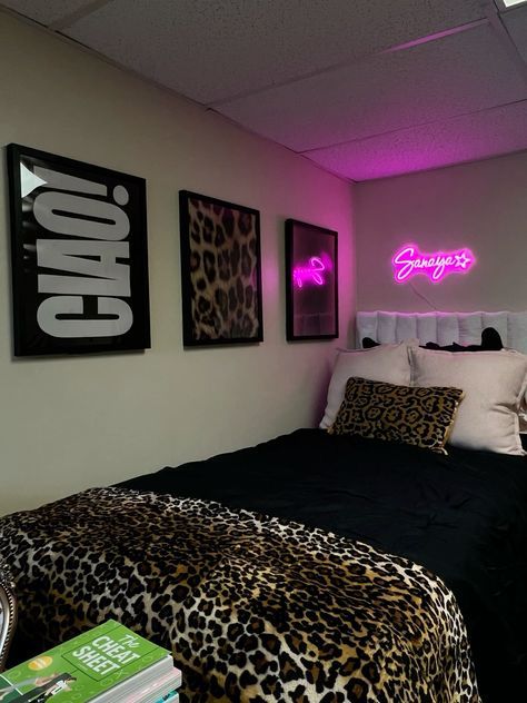 Hot Pink Cheetah Print Room, Bratz Dorm Room, Dorm Corner Ideas, Dorm Room Ideas Pink And Black, Dorm Door Ideas College, Black And Light Pink Bedroom Ideas, Brick Dorm Room Ideas, Dorms Room Ideas, Cheetah Print Wallpaper Bedroom