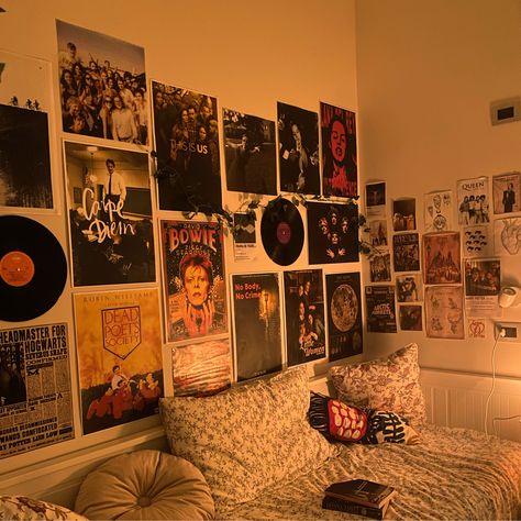 70s Rock Bedroom Aesthetic, 70s Rock And Roll Aesthetic Room, Rocker Dorm Room, Music Lover Bedroom Ideas, Rockstars Girlfriend Bedroom, Band Room Aesthetic, Rockstar Girlfriend Bedroom, Rockstar Aesthetic Room, Rock And Roll Bedroom