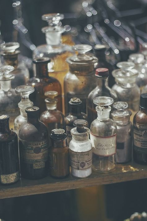 Anders Dragon Age, Yennefer Of Vengerberg, Hogwarts Aesthetic, Slytherin Aesthetic, Vintage Bottles, Old Bottles, Harry Potter Aesthetic, Witch Aesthetic, Bottles And Jars