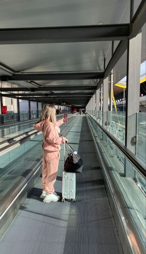 Oversize Hoodie Aesthetic, Airport Instagram Pictures, Aesthetic Airport Pictures, Travel Aesthetic Airport, Airport Vibes, Plane Outfit, Unique Travel Gifts, Airport Pictures, Airport Aesthetic