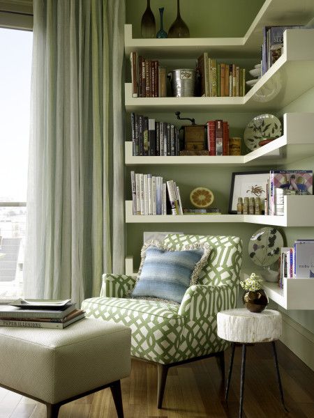 I love this corner!                                                                                                                                                     Más Corner Bookshelves, Living Room Corner, Room Corner, Living Room Shelves, Room Shelves, Small Room Design, Corner Shelves, A Living Room, Front Room