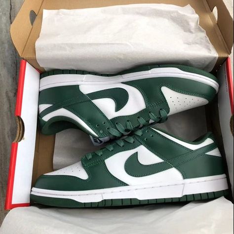 Nike Dunk Low Top Retro Varsity Green Women's Nike Sb Low Dunks, Green Sneakers, Cute Nike Shoes, Cute Nikes, Green Shoes, Nike Dunk Low, Dunk Low, Nike Sb, Shoe Style