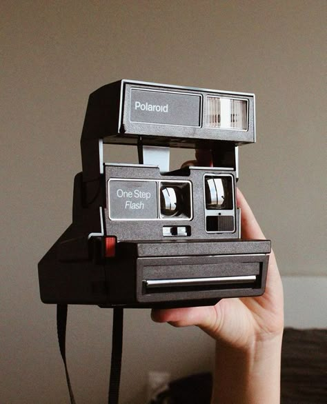 Poloroid Camera 80s, Vintage Polaroid Camera Aesthetic, Polaroid Camera Aesthetic, Old Polaroid Camera, Polaroid Camera Vintage, Old Polaroid, Vintage Polaroid Camera, Camera Polaroid, Polaroid One Step