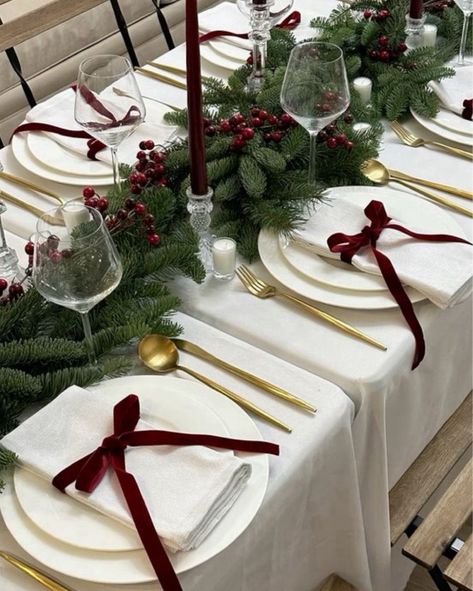 Check out this photo from findit_styleit Swedish Christmas Table, Christmas Party Dinner Table, Christmas Decor Ideas Burgundy, Classy Christmas Table Settings, Christmas Table Centerpieces Ideas Elegant, Friendsmas Table Settings, Bow Table Setting, Christmas Table Settings Simple, Christmas Tablescapes Ideas Centerpieces