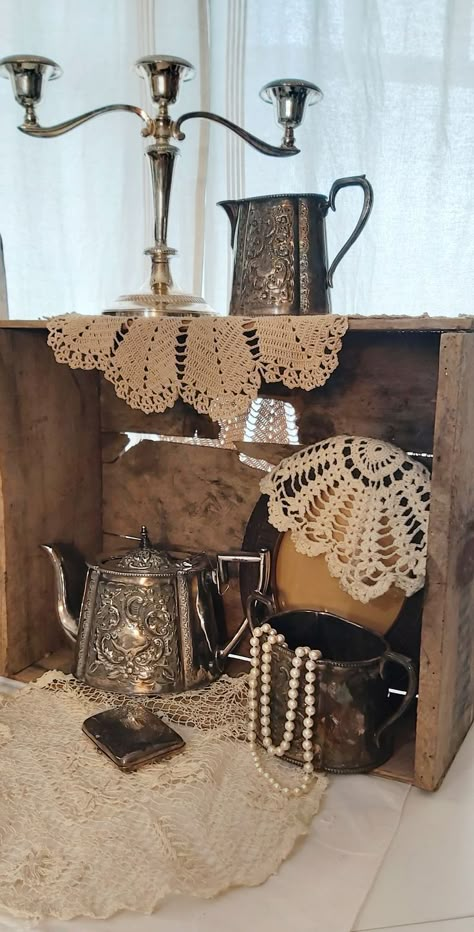 Country Victorian Decor, Vintage Booth Display Ideas, Vintage Wedding Decor Ideas, Vintage Markets Display, Silver Plate Decor, Vintage Market Booth, Cottage House Interior, Vintage Booth Display, Antique Farmhouse Decor