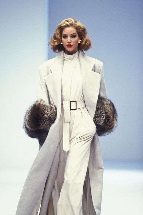 Gianfranco Ferre' Runway Show Fall 1992 90s Runway Fashion, Runway Fashion Couture, 90s Models, Gianfranco Ferre, Christy Turlington, Mode Inspo, John Galliano, Mode Inspiration, Winter Fashion Outfits