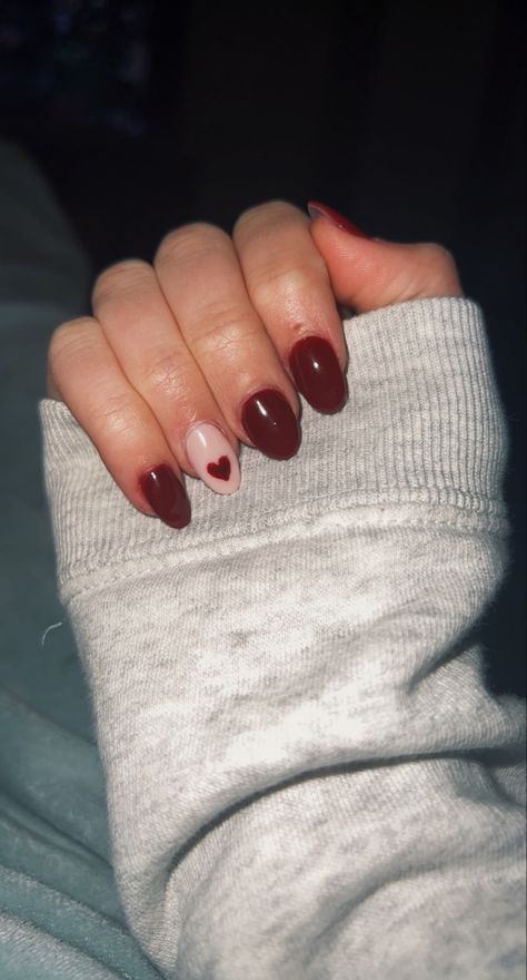 Hoco Nails For Burgundy Dress, Burgundy Nails With Heart Design, Mehroon Nails Art, Maroon Nails Simple, Short Maroon Nails With Design, Prom Nails For Maroon Dress, Maroon Nails Design Short, Nails That Go With Burgundy Dress, Nails For Maroon Dress