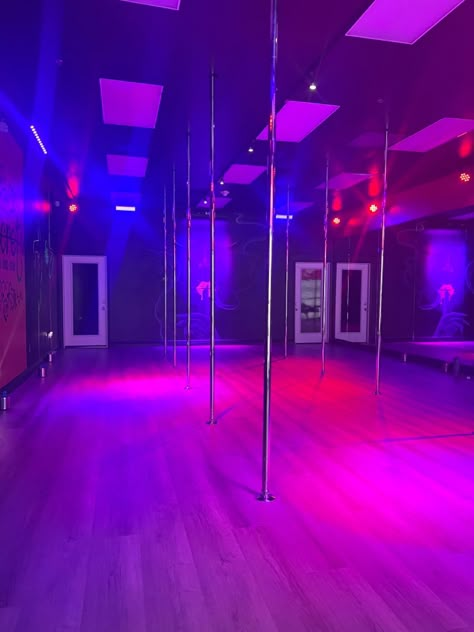 Pole Dance Performance, Strip Pole Room, Pole Studio Design, Dancing On Pole Aesthetic, Tripper Aesthetic, Pole Dance Fotos, Pole Dancer Aesthetic, Strip Club Aesthetic, Strip Aesthetic