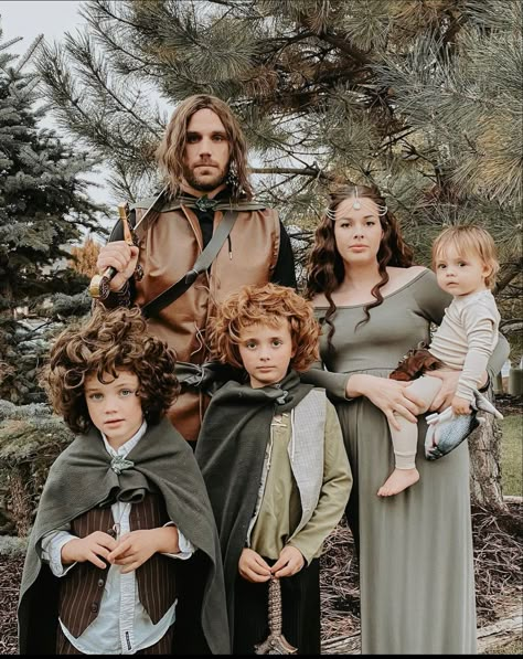 Family Medieval Costumes, Hobbit Couples Costume, Couple Halloween Costumes Lord Of The Rings, Woodland Costume Family, Family Lord Of The Rings Halloween Costumes, Lotr Costume Family, Lotr Family Halloween Costumes, The Hobbit Halloween Costumes, Ren Faire Family Costumes