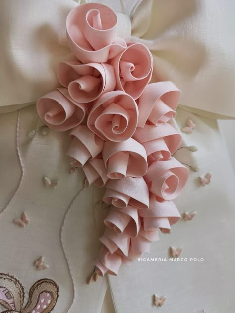 Detail Couture, Making Fabric Flowers, Ribbon Embroidery Tutorial, Ribbon Crafts Diy, Fabric Flower Brooch, Fabric Flower Tutorial, Handmade Flowers Fabric, Ribbon Art, Wedding Hijab