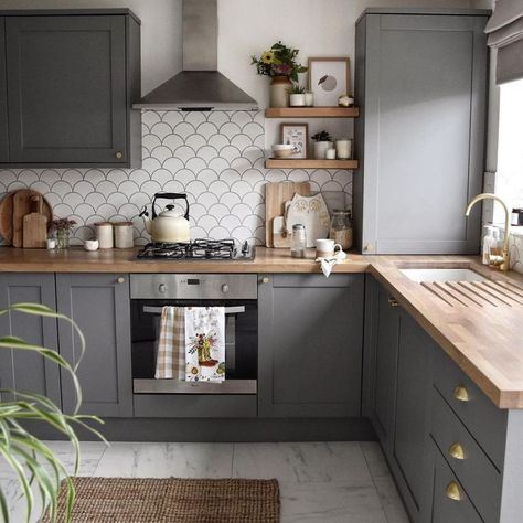 When it comes to kitchen ideas in shades of grey, consider every surface, from walls to worktops and everything in between. For subtle contrast, two different shades of the same calm colour tend to work better on cabinetry than three or four, which can look like a design mistake. Серая Кухня, Grey Kitchen Designs, Cosy Kitchen, Grey Kitchen Cabinets, Dark Cabinets, Kitchen Cabinet Colors, Grey Kitchens, Kitchen Room Design, Kitchen Units