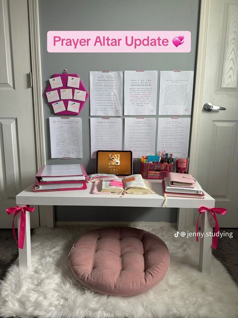 Altar Ideas Christian, Bedroom Altar, Christian Altar, Diy Prayer Board, Prayer Altar, Prayer Vision Board, Prayer Room Ideas, Study Activities, Prayer Closet