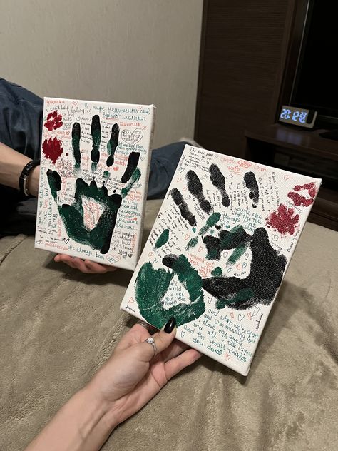 hand prints date idea for couples 6 Month Anniversary Painting Ideas, Couples Artwork Diy, Couple Crafts To Do Together, Couple Art Ideas Diy Projects, Couples Hand Print Painting, Hand Print Painting For Couples, Couple Painting Date Ideas, Couple Hand Painting Ideas, Couples Hand Painting Ideas