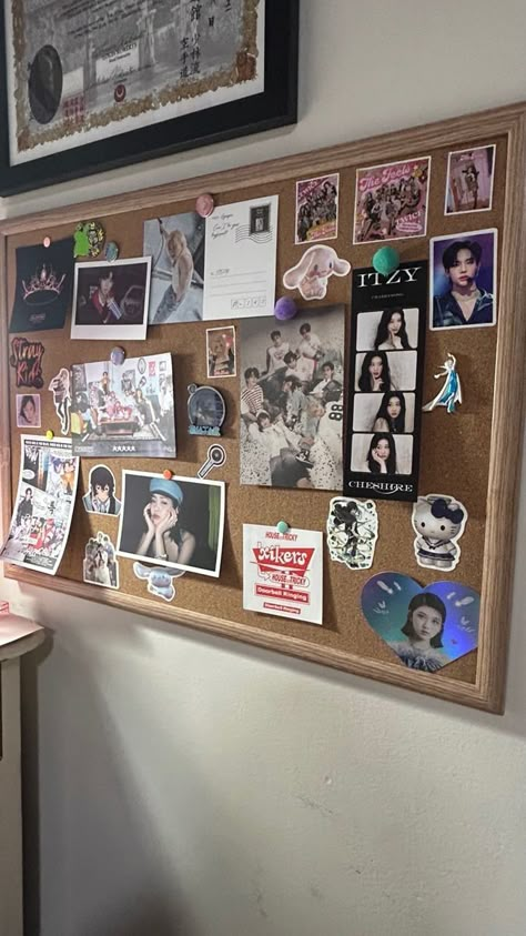 Pin Board With Photos, Kpop Cork Board Ideas, Pinboard Decor Ideas, Cork Board Decoration, Corkboard Ideas Aesthetic, Cute Pinboard, Cute Pinboard Ideas, Cork Board Ideas For Bedroom Aesthetic, Bulletin Board Bedroom