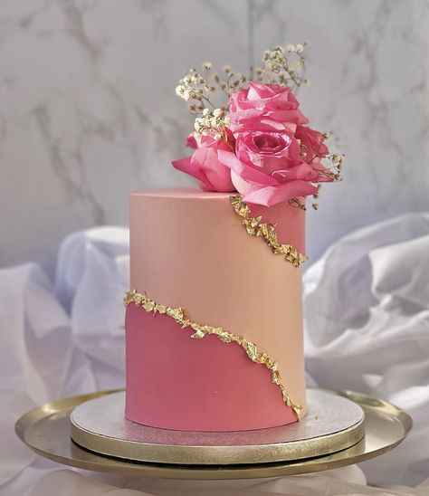 Birthday Cake Fancy Beautiful, Fancy Birthday Cakes For Women Pretty, 29th Birthday Cake For Her, Beautiful Birthday Cakes For Women Ideas, Pink And Gold Cake Ideas, Modern Buttercream Cake Design, Fancy Birthday Cakes For Women, Pink Birthday Cake With Flowers, Pink 30th Birthday Cake