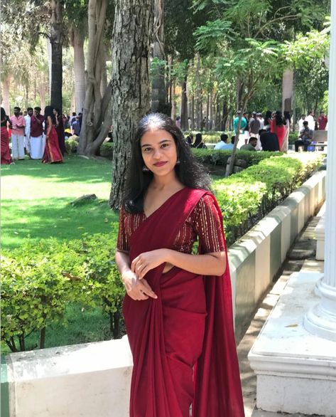 Plain Saree With Blouse Design, Plain Saree With Designer Blouse Simple, Plain Saree With Heavy Blouse Color Combos, Blouse Design For Plain Saree, Ethnic Day Saree Outfits College, Blouse Set Saree, Maroon Saree Blouse Combination, Saree For College Function, Traditional Day Outfit For College Saree