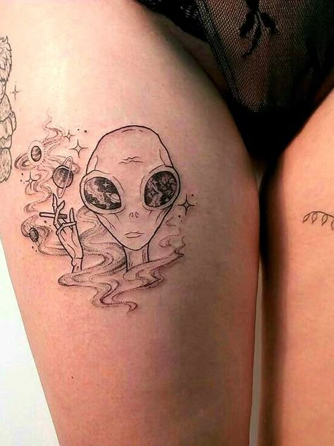 I would never get it but its soo cute #tattoo #alien #smoke Tattoo Designs Cute, Tattoo Alien, Alien Tattoos, Pinterest Tattoos, Alien Pin, Rick And Morty Tattoo, Cartoon Alien, Ufo Tattoo, Hippie Tattoo