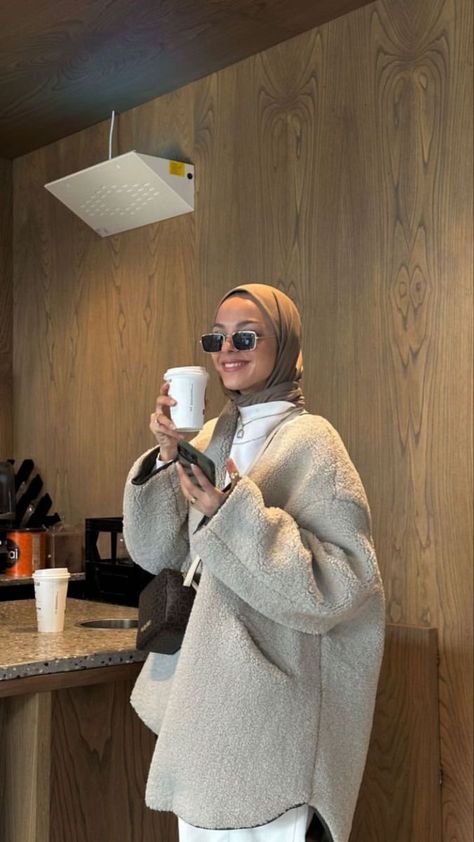 Hijab outfit inspo modest outfit inspo modesty autumn coffee bakery cafe islam muslima hijabinspo Fall Outfits Hijab, Hijabi Fashion Winter, Outfit Inspo Modest, Coffee Bakery, Modest Winter Outfits, Estilo Hijab, Stile Hijab, Trendy Outfit Ideas, Muslim Outfits Casual