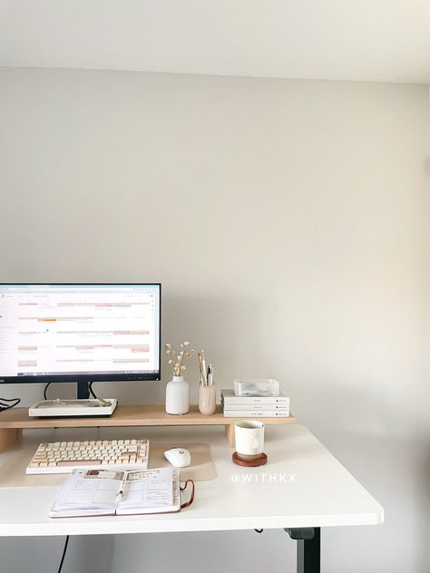 White Desk Aesthetic Minimal, White Desk Office Ideas, Desk Aesthetic Minimal, Office Desk Decor For Work Cubicle, Cosy Desk, Minimal Workspace, Desktop Ideas, Office Vibes, Work Cubicle