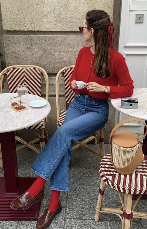 Sezane Lookbook, Casual Chique Stijl, Red Knit Cardigan, Chique Outfit, Loafers Outfit, Winter Mode, Red Cardigan, Cardigan Outfits, Red Outfit