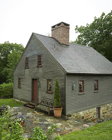 Connecticut Cottage, American Colonial House, Early American Decorating, Old Colonial Homes, Jeffrey Morgan, Primitive Houses, Salt Box House, Early American Homes, Early American Furniture