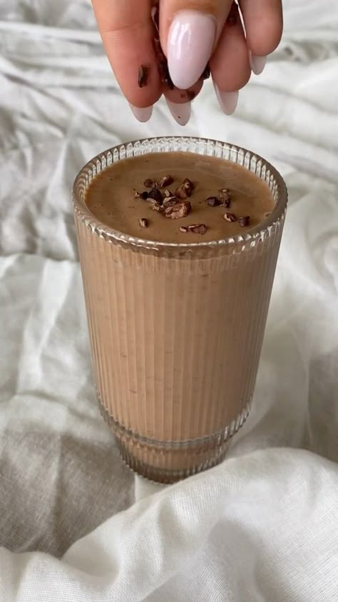 audreylillian on Instagram: Chocolate Macnut smoothie So easy, delicious and tastes like a chocolate shake!!! Here’s there recipe 🤍 Ingredients: -1 1/2 frozen… Majoon Recipe, Date Tahini, Banana Tahini, Date Shake, Smoothie Aesthetic, Date Smoothie, Mocha Frappe, Vanilla Smoothie, Chocolate Smoothie