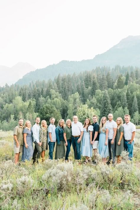 Large Family Fall Photoshoot, Extended Family Pictures Fall, Large Family Photo Outfits, Large Family Photo Poses, Big Family Photo Shoot Ideas, Large Family Photo Shoot Ideas, Extended Family Photoshoot, Adult Family Photos, Large Family Pictures