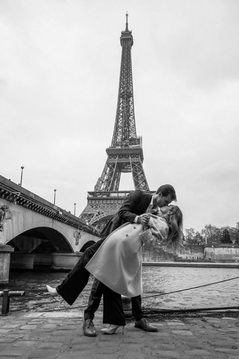 Couple Photo session in Paris with the Eiffel Tower View. Iconic photo session for a couple in Paris Engagement Photos Eiffel Tower, Engagement In Paris Photo Ideas, Couples Photos Paris, Couple Paris Photos, Birthday In Paris Photos, Paris Photoshoot Ideas Couples, Paris Engagement Shoot, Eiffel Tower Couple Pictures, Couple In Paris Aesthetic