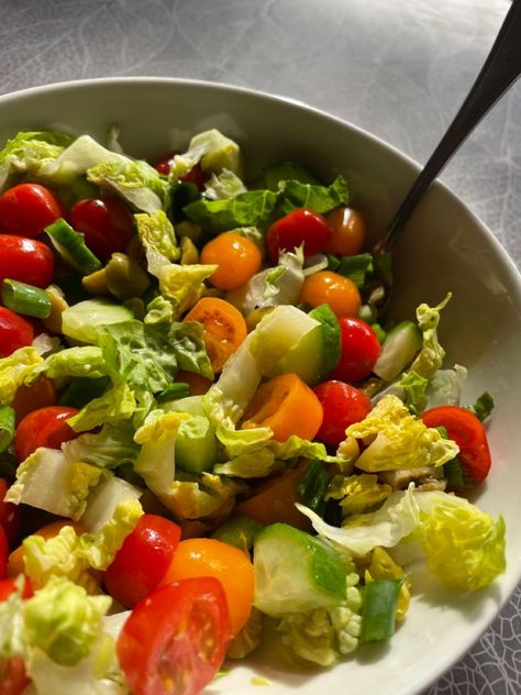 Fresh salad Salad Aethstetic, Simple Salad Aesthetic, Fresh Salad Aesthetic, Aesthetic Salad Pictures, Fresh Astethic, Summer Salads Aesthetic, Mediterranean Salad Aesthetic, Salad Astethic, Big Salad Aesthetic