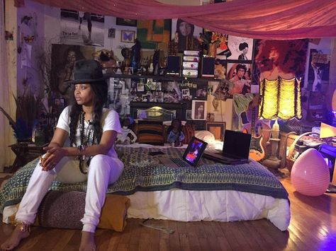 Erykah Badu Erykah Badu Home, Black Hippie Aesthetic, Spiritual Room Ideas, Erykah Badu Style, Spiritual Bedroom, Black Hippie, Spiritual Room, Bedroom 2022, Black Hippy