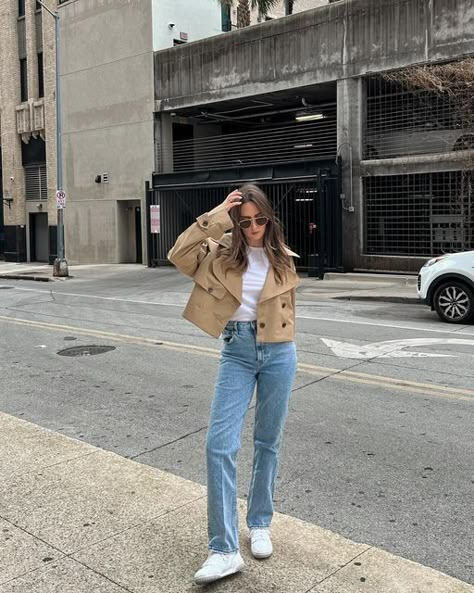 Cropped Trench Coat Outfit 2023, Style With Short Trench Coat, Spring Outfits Coat, Daily Winter Outfits Casual, Styling Cropped Trench Coat, Style With Trench Coat, Spring Outfits With Jackets, How To Style In Winter, Cropped Trench Jacket