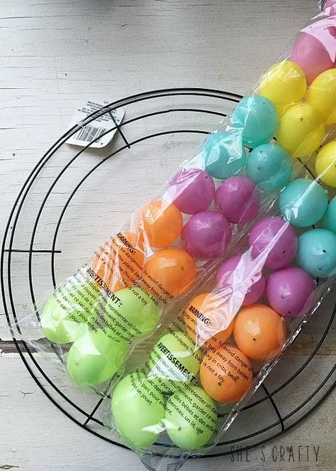 Pastel Easter Egg Wreath DIY - use plastic easter eggs to make a wreath Egg Wreath Diy, Easter Wreath Craft, Easter Egg Wreath Diy, Easter Egg Garland, Egg Wreath, Easter Wreath Diy, Easter Egg Wreath, Pastel Easter, Easter Items