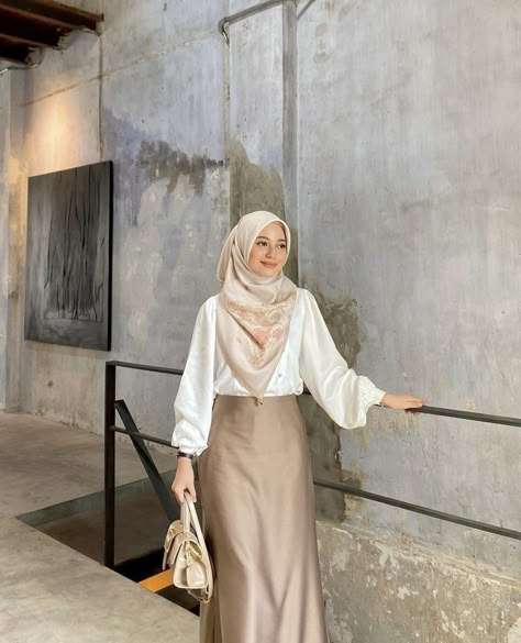 Kondangan Outfit, Haircut Selfie, Photo Hijab, Outfit Ideas Hijab, Rok Outfit, Ootd Kondangan, Ootd Hijab Casual, Outfit Hijab Casual, Estilo Hijab