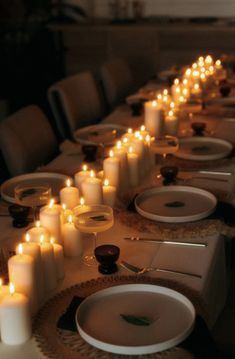 Dinner Party Candlelight, Candle Lit Dinner Party Aesthetic, Candlelight Dinner Party, Intimate Dinner Party Decor, Cena Aesthetic, Kitchen Dinner Ideas, Party Dinner Ideas, Candle Night Dinner, Candlelight Dinner Table