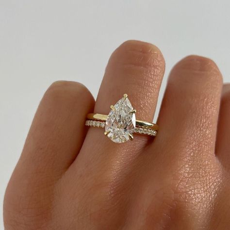 Solitaire Engagement Ring Set, Pear Wedding Ring, Solitaire Engagement Ring Settings, Pretty Engagement Rings, Anniversary Rings For Her, Pear Diamond Engagement Ring, Cute Engagement Rings, Future Engagement Rings, Pear Shaped Engagement Rings