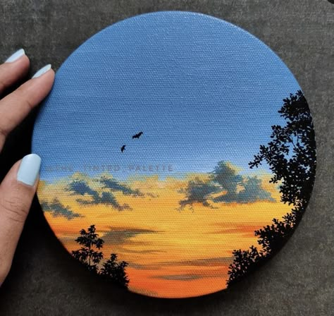 Mini Circular Canvas Paintings, Round Small Canvas Paintings, Circle Canvas Painting Ideas Aesthetic, Painting Ideas For Round Canvas, Mini Nature Paintings, Mini Round Canvas Paintings, Painting On Circular Canvas, Circular Canvas Painting Ideas, Circle Painting Aesthetic