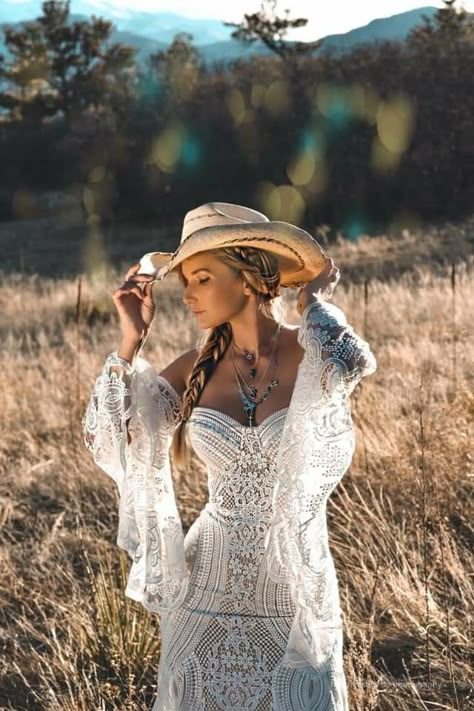 Vaquera Wedding Dress, Cowgirl Wedding Dress Western Style, Wedding Dress With Cowgirl Boots, Cowgirl Wedding Dress, Western Wedding Dress, Foto Cowgirl, Early Spring Wedding, Country Western Wedding, Hacienda Wedding