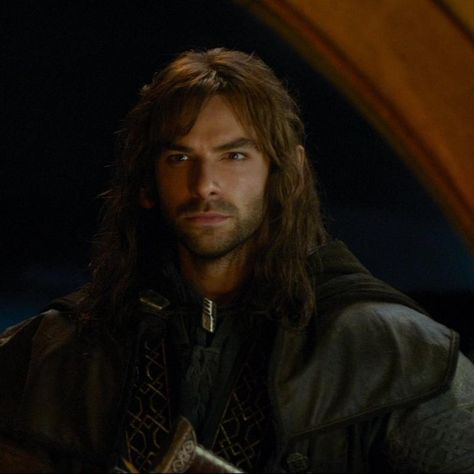 Kili at the door Hobbit Hair, Fiction Men, Aidan Turner Kili, The Hobbit Thorin, Kili Hobbit, Fili And Kili, Tolkien Books, Middle Earth Art, The Hobbit Movies