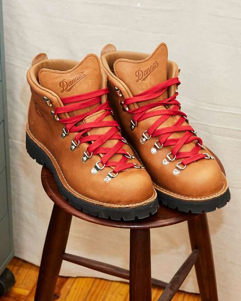 A pair of tan leather Danner hiking work boots on a wooden stool. This image was included in the article: The Most Comfortable Work Boots Known To Man, on MensFlair.com Danner Bull Run, Danner Hiking Boots, Hiking Boots For Men, Hiker Style, Manly Style, Danner Boots, Retro Backpack, Moc Toe Boots, Great Basin