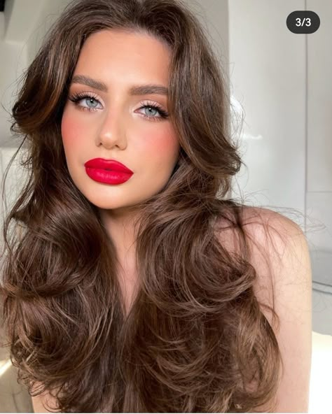 Makeup Ideas Glam, Green Dress Makeup, Bridal Makeup Red Lips, Soft Eyeshadow, Red Lipstick Makeup Looks, Red Lipstick Looks, Timeless Makeup, Festive Makeup, Eyeshadow For Green Eyes