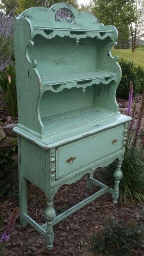 This hutch is charmingly old-fashioned. Credenza Shabby, Muebles Shabby Chic, Painting Wooden Furniture, Distressed Furniture, Diy Decor Ideas, Furniture Redo, Refurbished Furniture, Painting Furniture, Furniture Makeovers