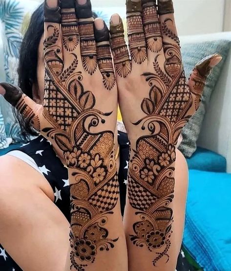 25+ Beautiful Easy Arabic Mehndi Designs We Are Gushing Over! Easy Arabic Mehndi Designs, Arabian Mehndi Design, Finger Mehendi, Arabic Bridal Mehndi Designs, Khafif Mehndi, Latest Arabic Mehndi Designs, Short Mehndi Design, Front Mehndi Design, Simple Arabic Mehndi Designs