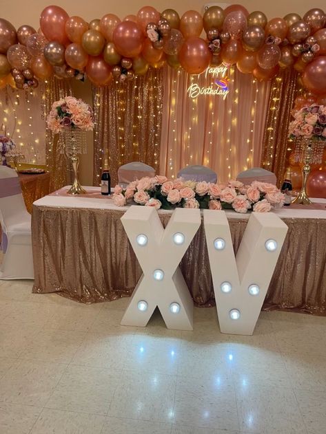 Quince Pink And Gold Theme, Peach Quinceanera Decorations, Sweet 16 Party Ideas Pink And Rose Gold, Rose Gold And Champagne Quinceanera, Gold And Pink Quinceanera Decor, Quince Balloon Arch, Quinceanera Salon Decorations, Pink Quinceanera Table, Rose Gold Xv Decorations