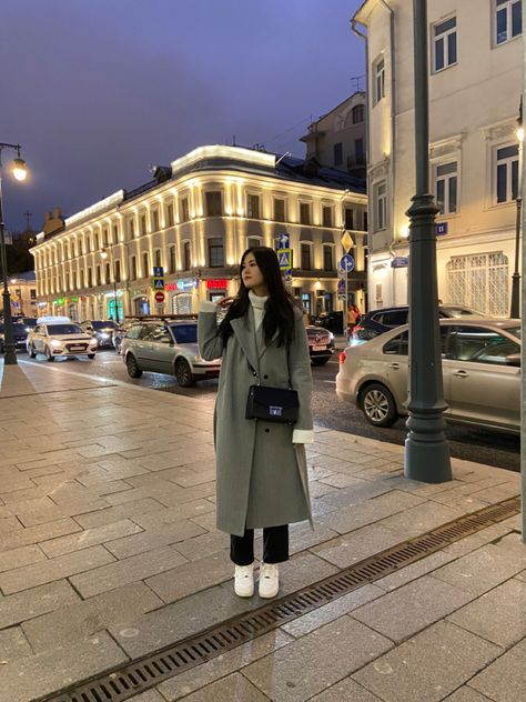 Outfit Ideas With Grey Coat, Outfits With Overcoat, Asian Trench Coat Outfit, Winter Outfit Trench Coat, How To Style A Grey Coat, How To Style Grey Coat, Trench Coat Outfit Gray, Styling Grey Coat, Light Grey Long Coat Outfit