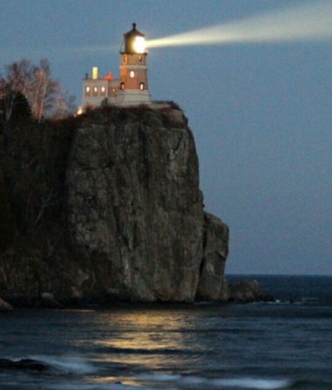 Splitrock Lighthouse, Beach Sculpture, Lake Lighthouse, Split Rock Lighthouse, Live Drawing, Small Towns Usa, Split Rock, Lighthouse Tattoo, Two Harbors