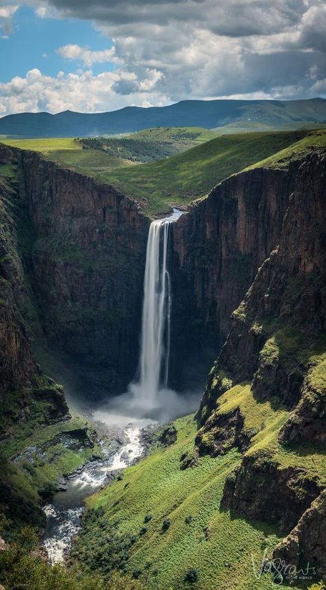 Bueno... Son referencias para en paracaidismo y rapel aparte la vista es bonita Genesis Creation, Large Waterfall, Drawing Photography, Breathtaking Places, Weather Photos, Beautiful Places On Earth, Alam Yang Indah, Best Places To Visit, Beautiful Places To Visit