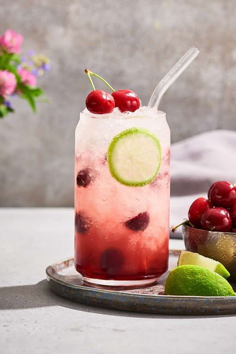 Refreshers Recipes, Cherry Limeade Recipe, Sonic Cherry Limeade, Cold Drinks Recipes, Limeade Recipe, Cherry Drink, Cherry Syrup, Low Calorie Drinks, Ginger Smoothie